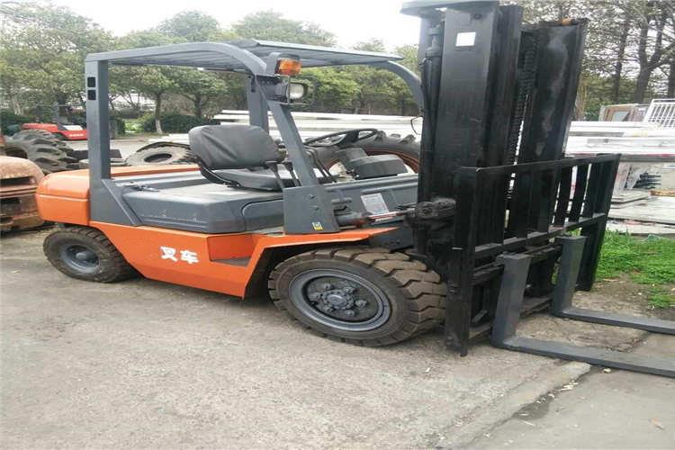 當(dāng)叉架上荷載過(guò)重會(huì)引起車尾翹起，此時(shí)讓人員站在濟(jì)寧合力叉車一端利用體重充當(dāng)平衡配重，結(jié)果在提升貨品時(shí)車尾突然上翹致使人員跌傷